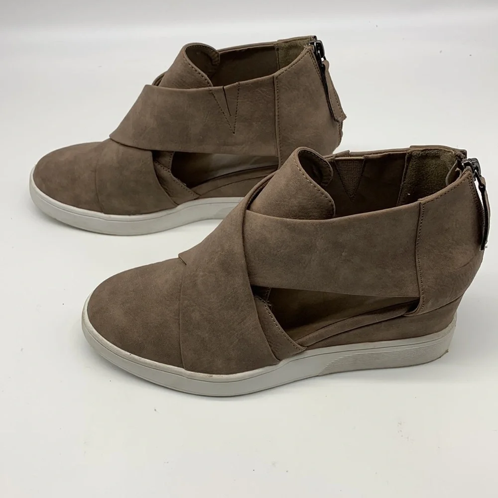 Journee Platform Shoes with Side Cut Outs size 9.5